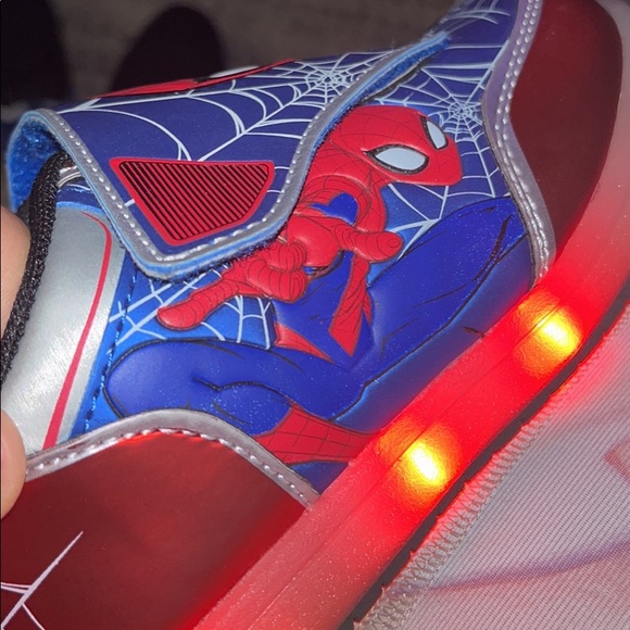 Spider-Man sneakers - Picture 2 of 6